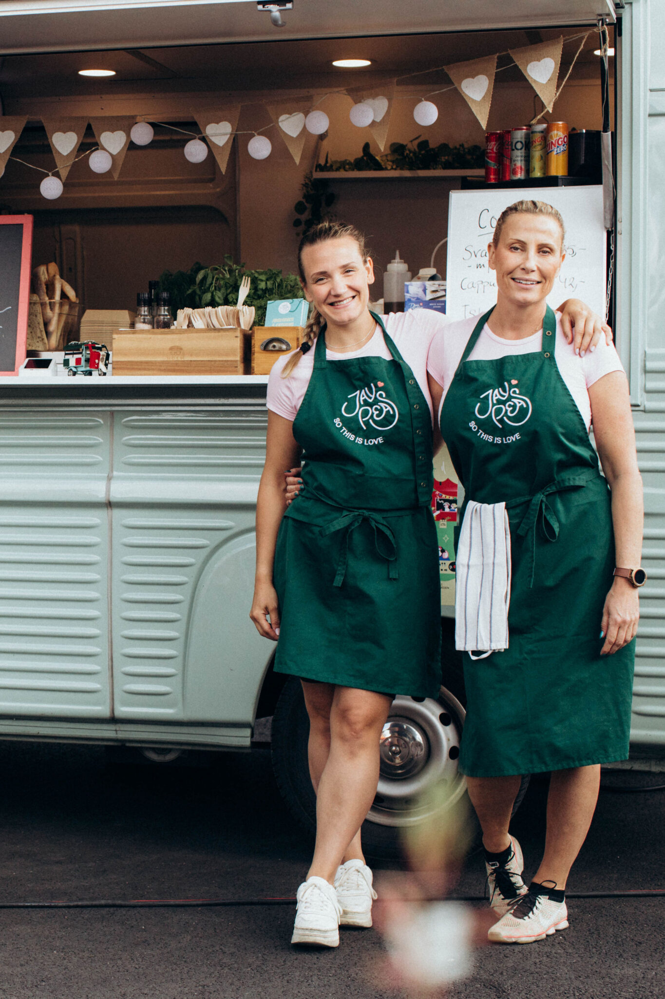 Cateringpersonal vid foodtrucken