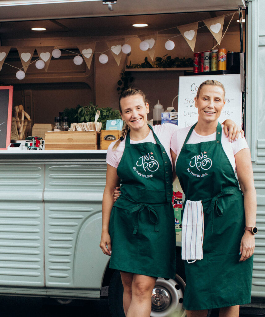 Cateringpersonal vid foodtrucken